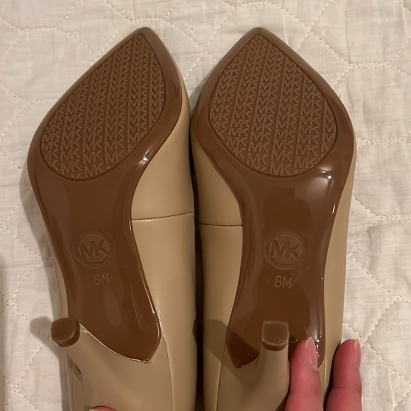 Michael Kors Alina Flex Leather Pumps - Picture 4 of 6